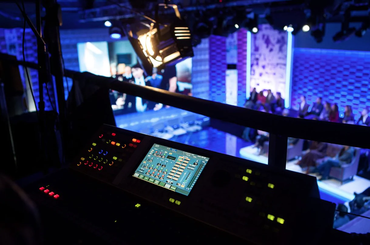 mesa de corte em estúdio de televisão,saiba o que é taxa de bits. crédito: Adobe stock